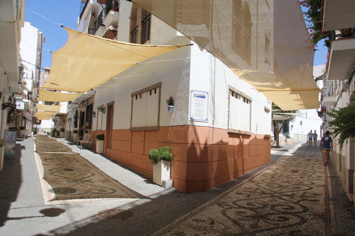 Para mitigar el calor, La Herradura cubre las calles centrales Príncipe y parte de Canalejas
